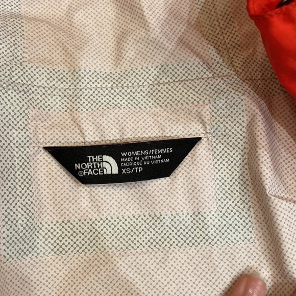 North face women’s windbreaker in neon red - Picture 6 of 12